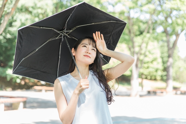 紫外線対策で日傘を差す女性